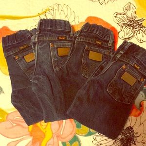 4 pair of size 4 Wrangler jeans 👖